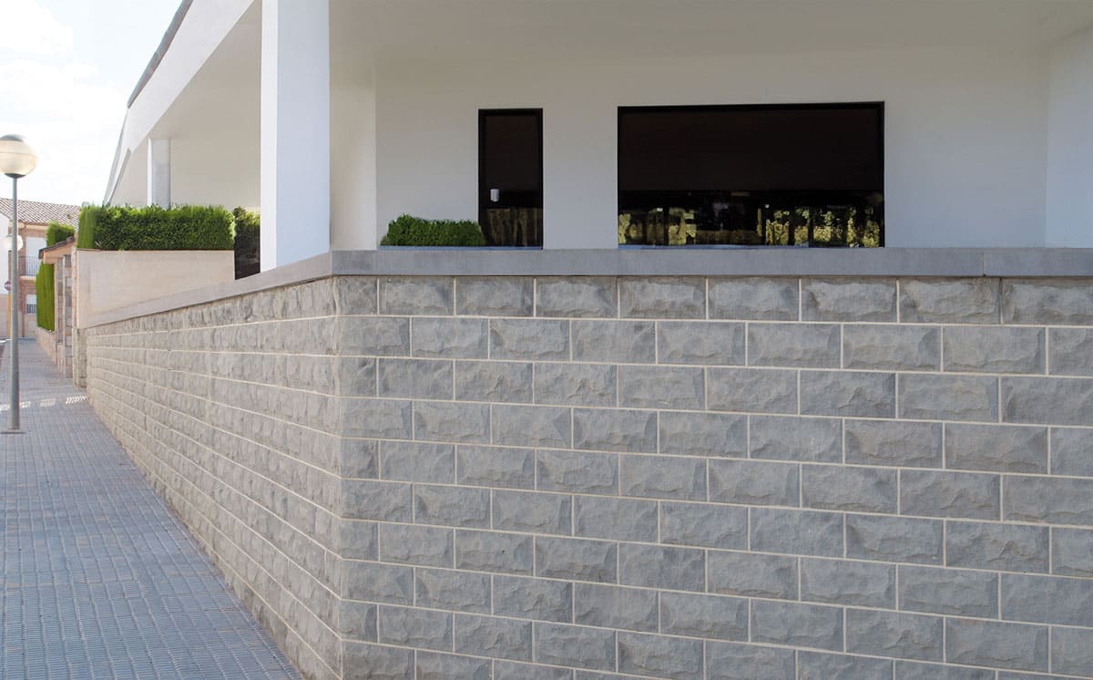 Revestimientos para fachadas en piedra gris