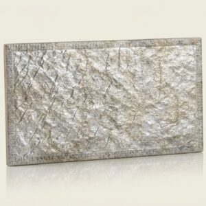 Pieza rectangular con textura irregular, colores grises claros y acabado mate.