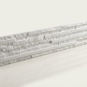 Pieza rectangular de revestimiento de pared con textura de ladrillo gris claro, acabado liso.