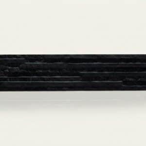 Revestimiento rectangular de piedra negra con textura rugosa y vetas grises, acabado mate. Revestimiento simil piedra negra.