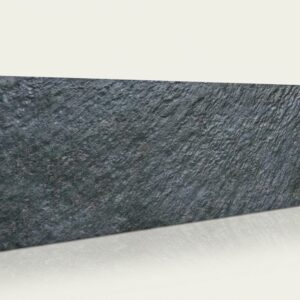 Pieza rectangular de piedra gris con textura rugosa y acabado irregular.
