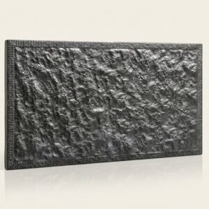 Azulejo cerámico gris grafito con textura de piedra rugosa y borde estri