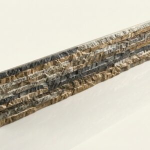 Pieza rectangular con textura rugosa, colores marrón, gris y beige, acabado natural de tebas.