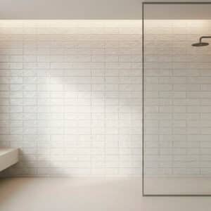 Espacio interior de baño minimalista con estilo moderno, revestimiento de pared con ladrillos blancos y suelo de color blanco, con mampara de ducha de vidrio y accesorios de metal, iluminación empotrada.
