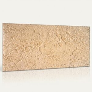 Pieza rectangular de revestimiento para pared, con textura rugosa, color beige claro y acabado irregular. Revestimiento pared beige.
