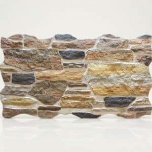 Pieza de revestimiento rectangular irregular, textura rugosa, colores dominantes marrón claro y oscuro, acabado natural.