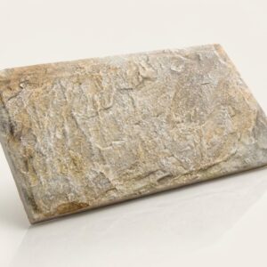 Azulejo rectangular tipo piedra Fuji Ocre con superficie rugosa en tonos