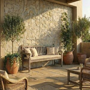 Revestimiento pared exterior efecto piedra Andorra Marfil en un patio soleado con banco.