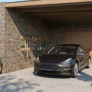 Revestimiento pared exterior de piedra Andros Pizarra en un garaje con coche y herramientas.