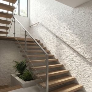 Revestimiento de pared interior Abidos Crema en pared texturizada junto a escalera de madera.