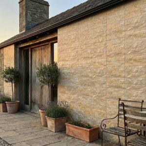 Revestimiento pared exterior Pafos Beige en fachada rústica con olivos y lavanda