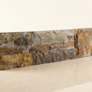 Pieza rectangular de marmol con efecto piedra, textura rugosa, colores marrones y grises, acabado natural.