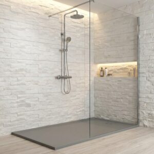 Moderno baño con revestimiento de pared interior imitación piedra Argos Marfil en la ducha.