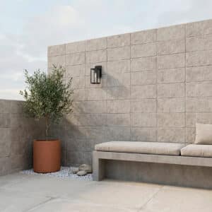 Espacio exterior con estilo minimalista, paredes de piedra, suelo de baldosas grandes de piedra, banco de hormigón y planta en maceta.