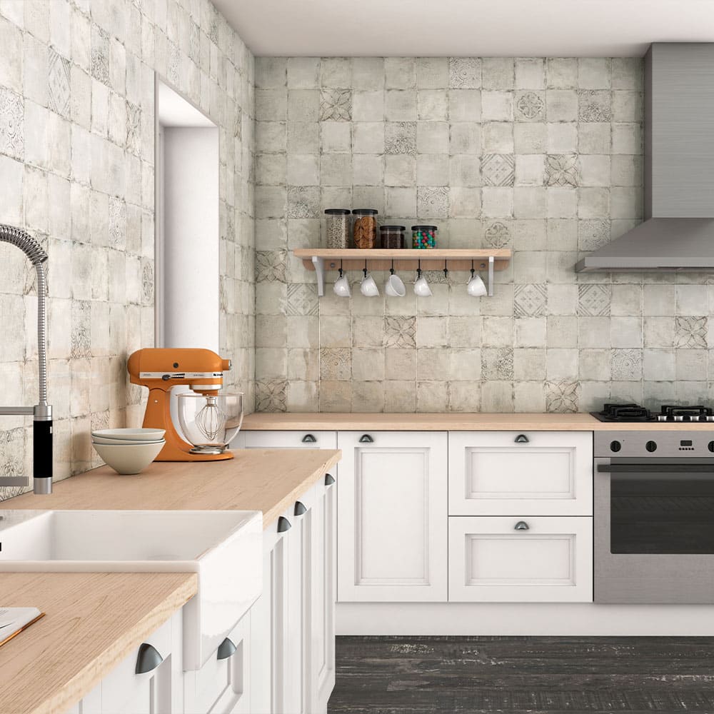 Pared de cocina con revestimiento cerámico de la serie Provenza que muestra la versatilidad de diseños.