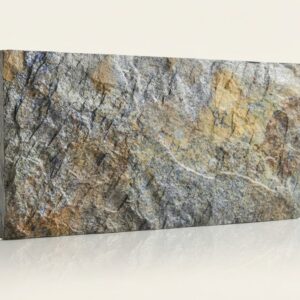 Pieza rectangular de mármol con textura rugosa, colores grises y marrones, vetas oscuras y claras.