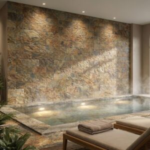 Un espacio interior con piscina rectangular revestida con piedra de estilo natural Volterra beige, rodeada de sillas de madera y plantas, con una pared de piedra decorativa.