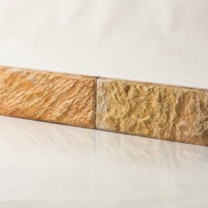 Dos azulejos cerámicos ocre con textura de piedra sobre fondo blanco