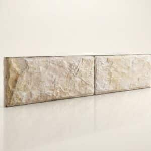 Mármol beige con textura rugosa, forma rectangular.