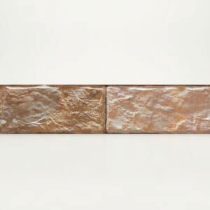 Pieza rectangular, textura rugosa, colores marrones claros con vetas blancas, acabado brillante.