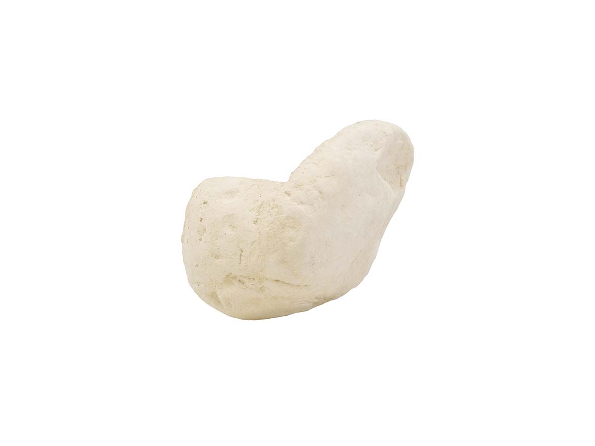 Pieza de piedra caliza con forma irregular, textura rugosa, color blanco y acabado mate.
