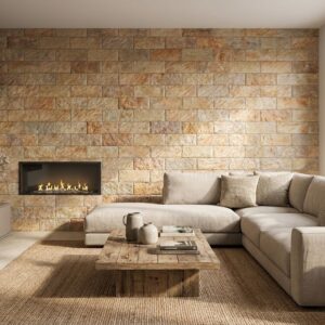 Revestimiento de pared interior de piedra ocre en un salón acogedor con chimenea.