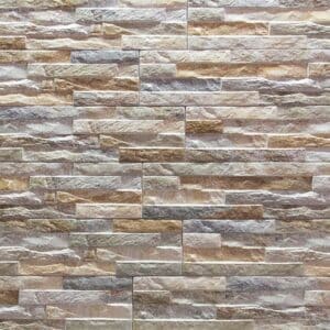 Textura de piedra con vetas grises y beige, acabado rugoso.