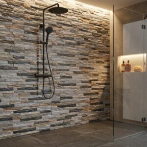 Baño interior con estilo moderno, revestimiento de piedra en la pared, suelo de piedra, mampara de vidrio y accesorios de baño.