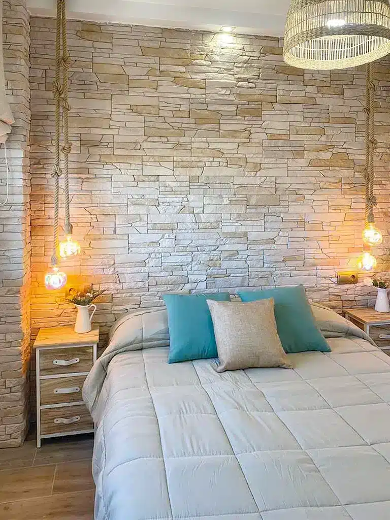 Fachada de casa moderna con revestimiento de pared exterior en piedra.
