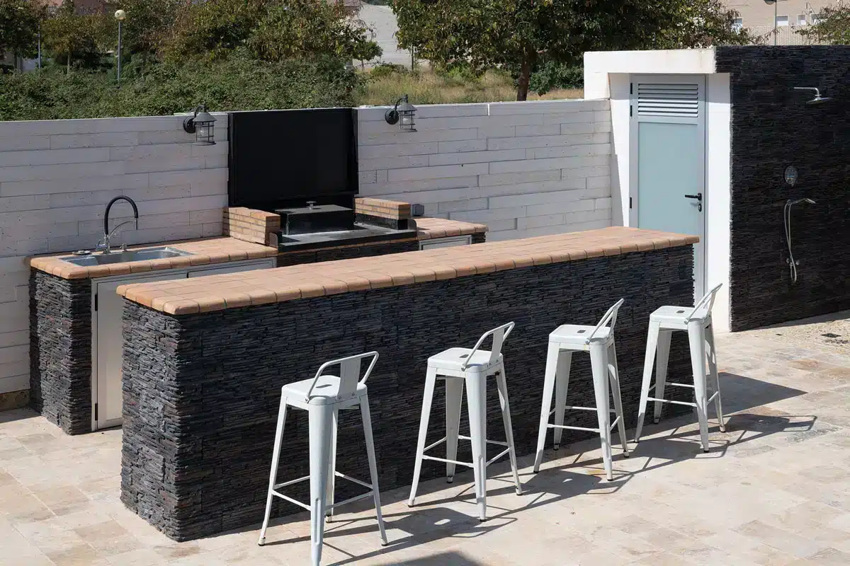 Elegante pared de salón revestida con piedra natural en tonos grises.