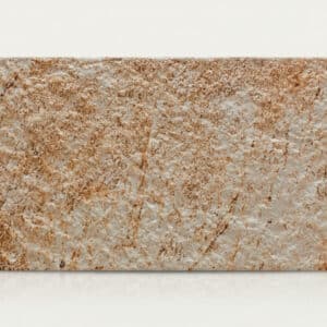 Mármol beige con efecto rugoso, textura irregular y vetas oscuras.