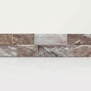 Textura de mármol beige con efecto piedra, acabado rugoso y vetas blancas.